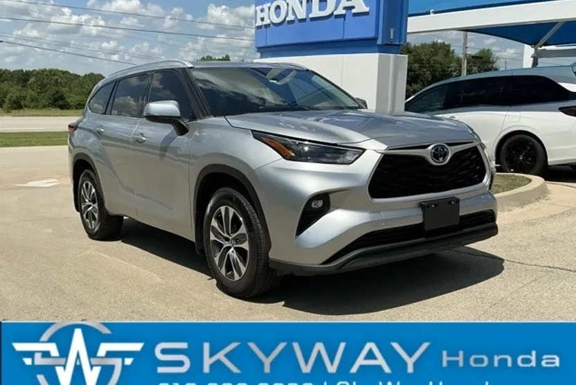 2022 Toyota Highlander XLE photo 1