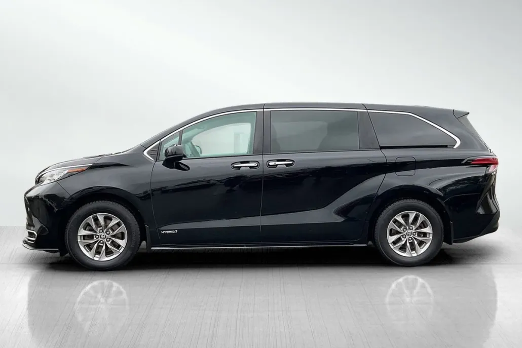 2021 Toyota Sienna XLE photo 1