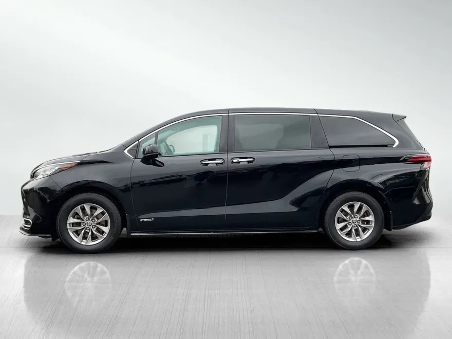 2021 Toyota Sienna XLE photo 1