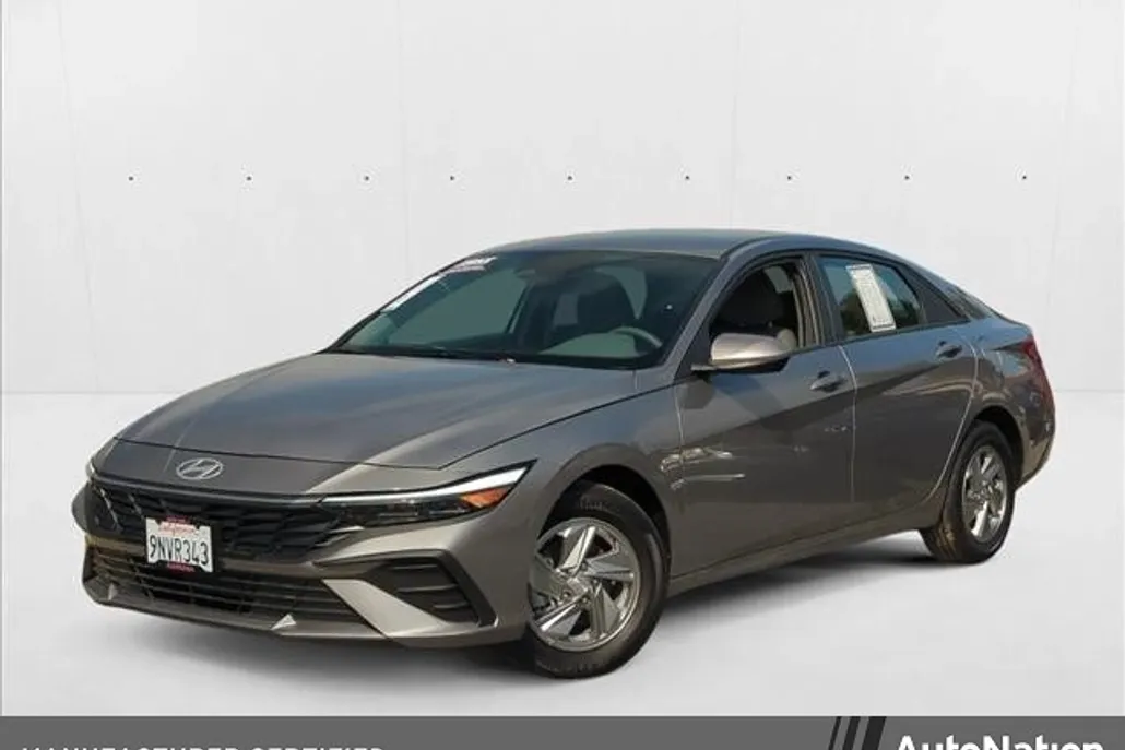 2025 Hyundai Elantra SE photo 1