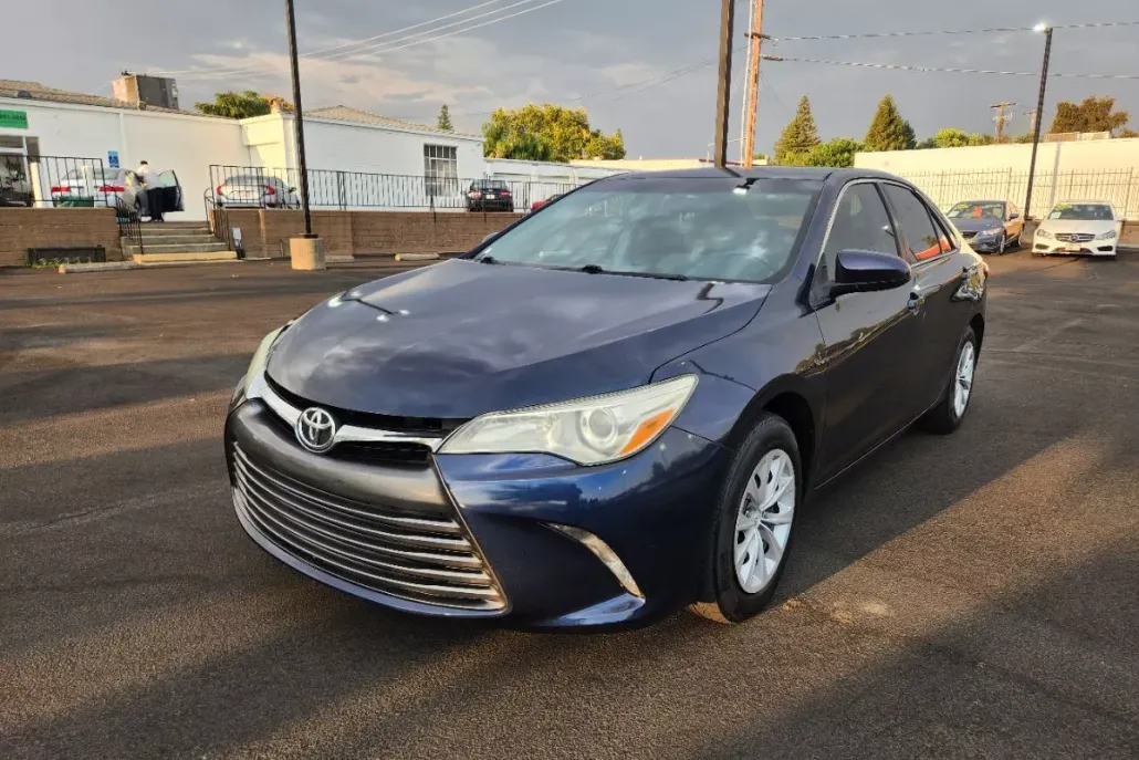 2015 Toyota Camry LE photo 1