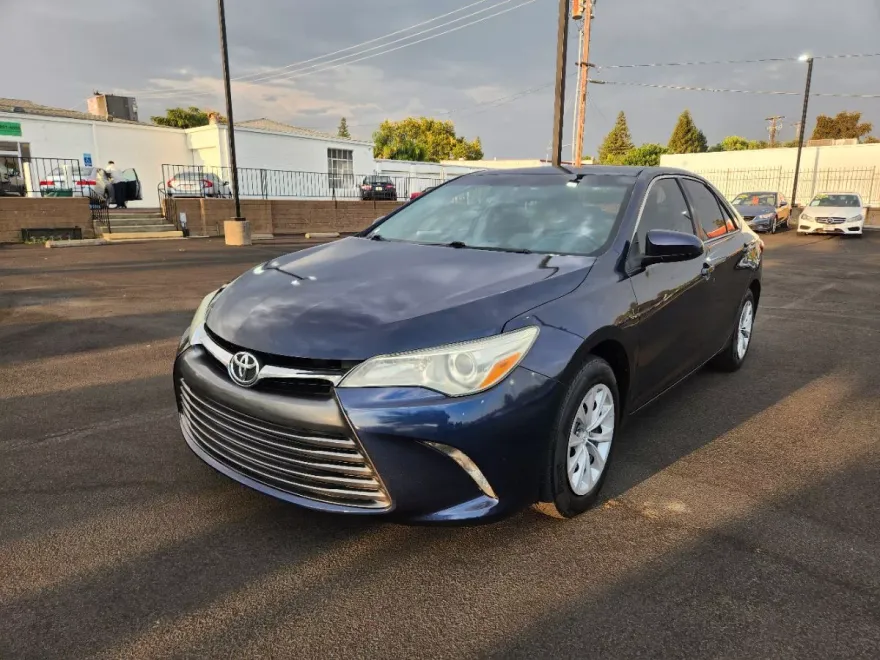 2015 Toyota Camry LE photo 1