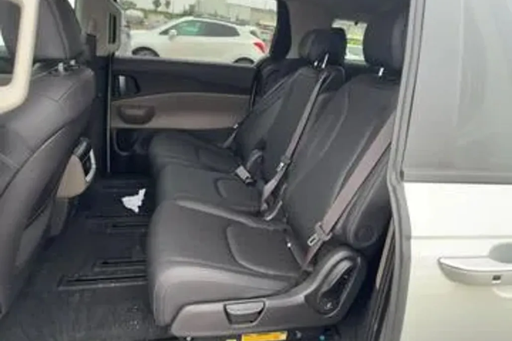 2025 Kia Carnival EX photo 1