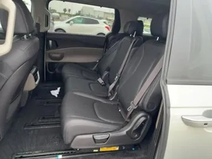 2025 Kia Carnival EX photo 1