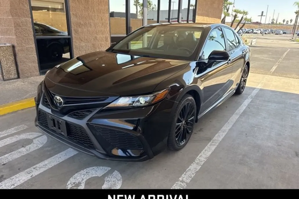 2022 Toyota Camry SE photo 1