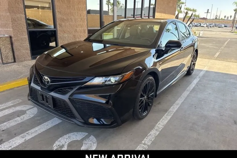 2022 Toyota Camry SE photo 1