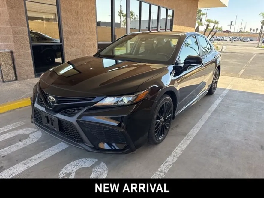 2022 Toyota Camry SE photo 1