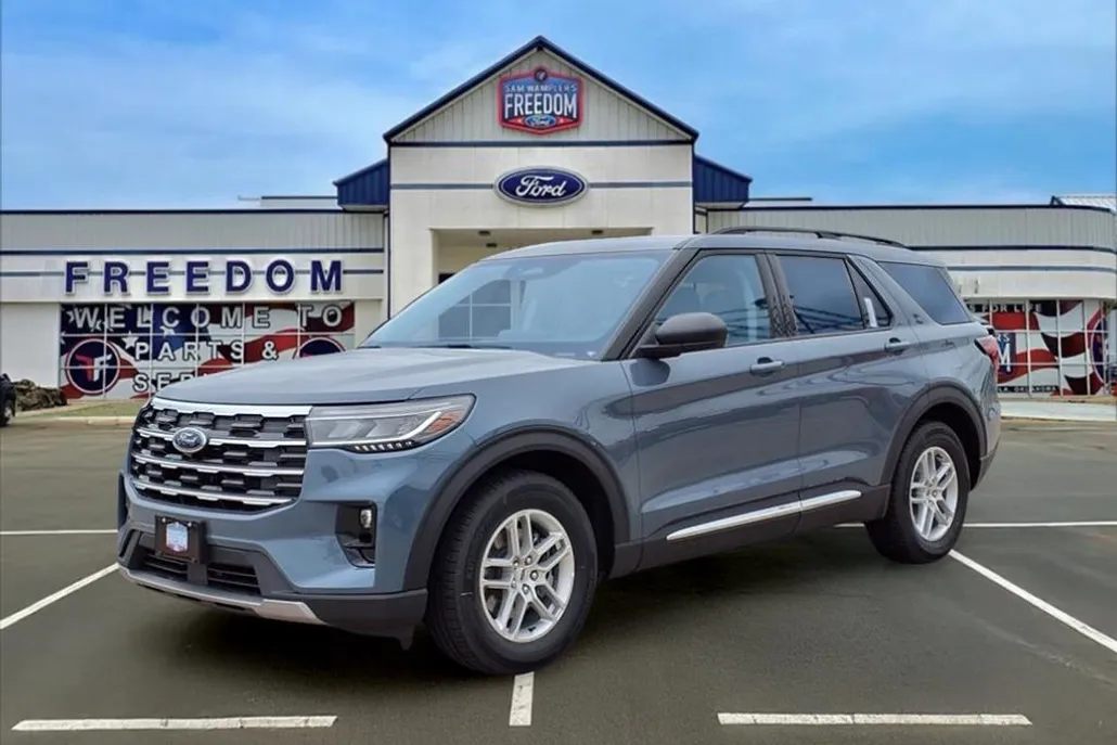 2025 Ford Explorer photo 1