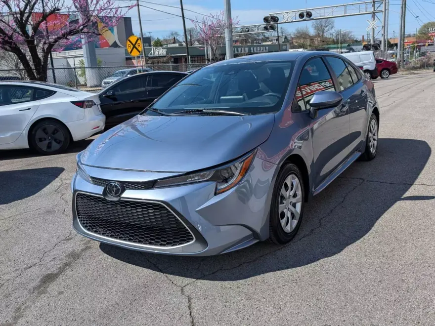2022 Toyota Corolla LE photo 1