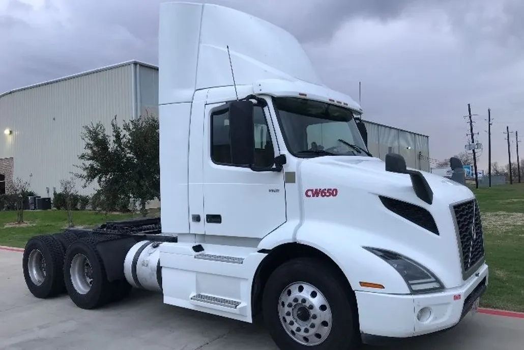 2020 Volvo Truck VNR photo 1