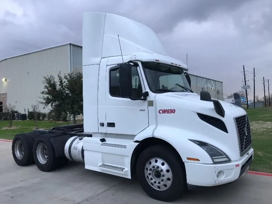 2020 Volvo Truck VNR photo 1