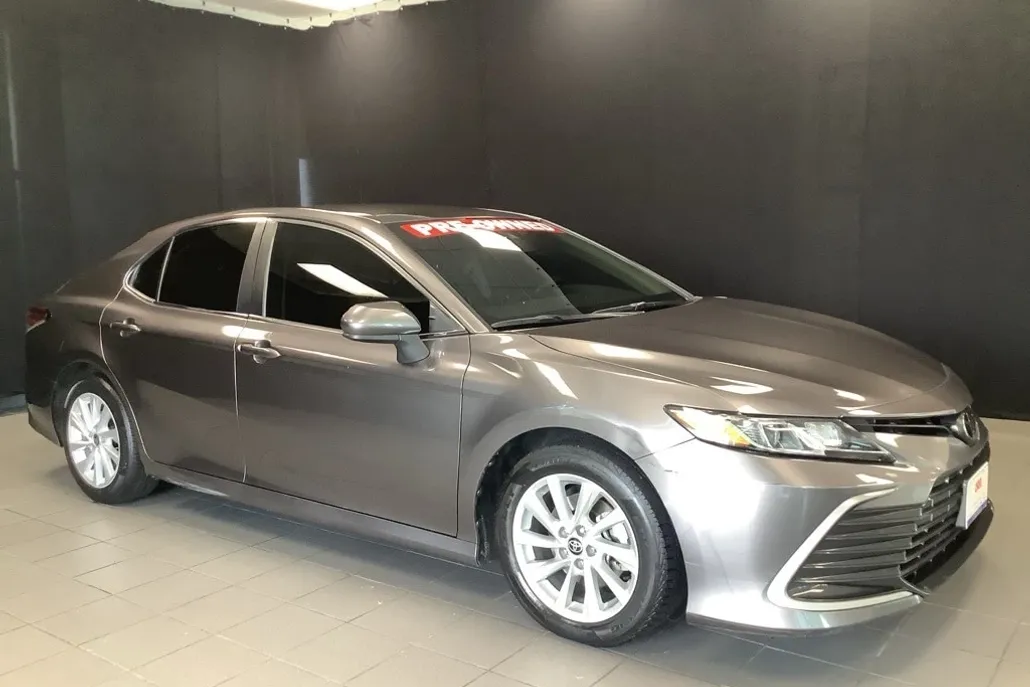 2022 Toyota Camry LE photo 1