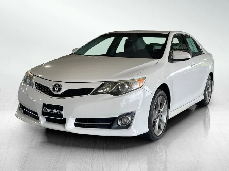 2014 Toyota Camry SE photo 1