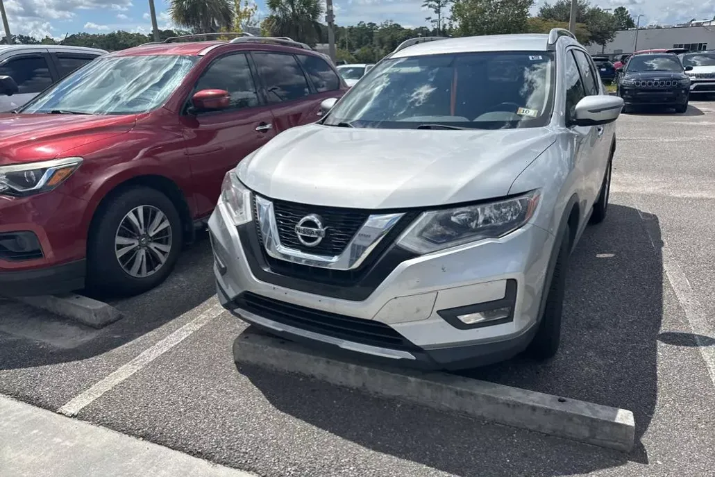2017 Nissan Rogue SV photo 1