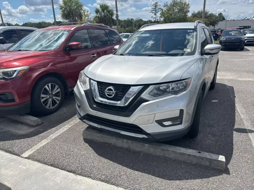 2017 Nissan Rogue SV photo 1
