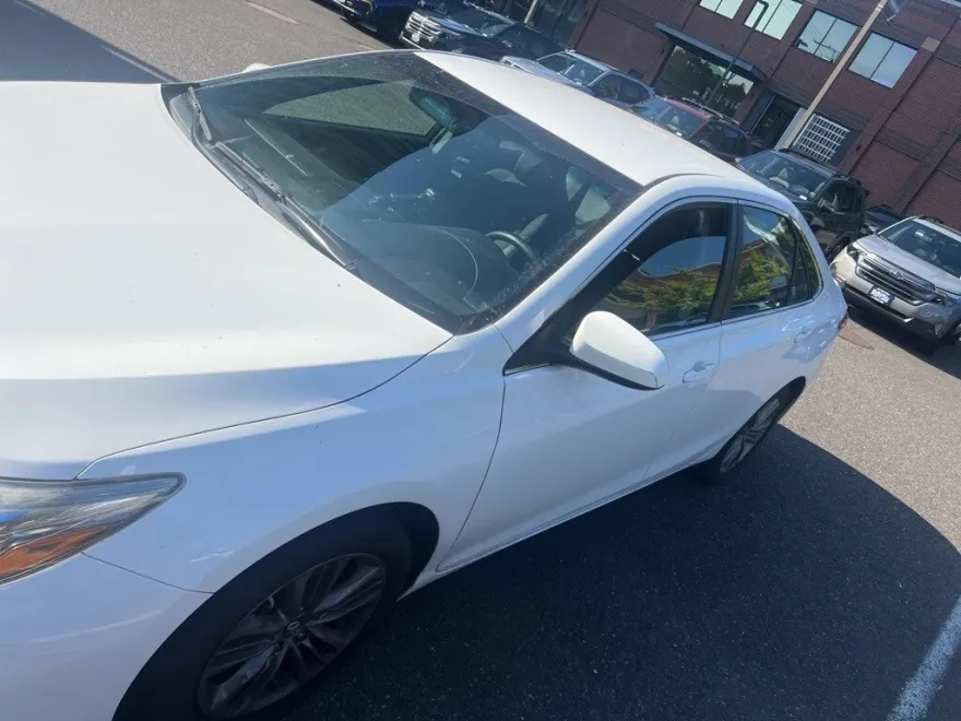 2017 Toyota Camry LE photo 1