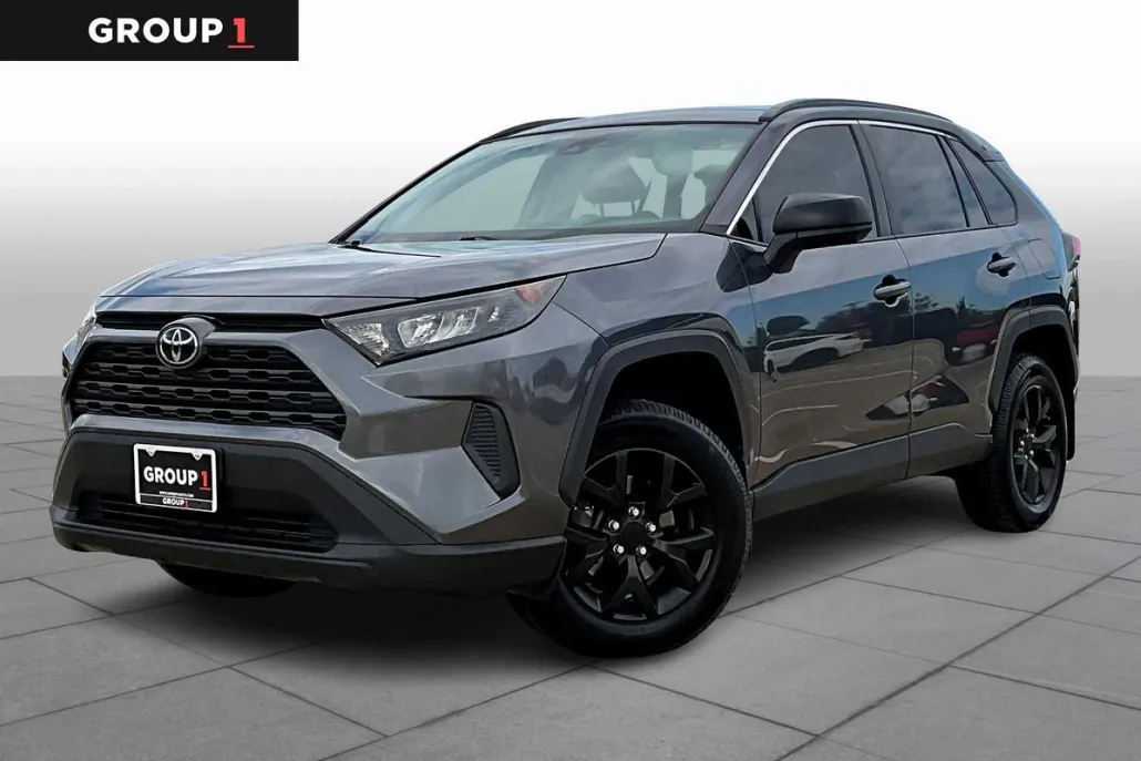 2021 Toyota RAV4 LE photo 1