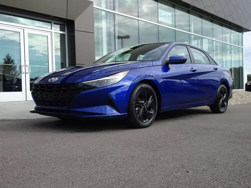 2022 Hyundai Elantra SEL photo 1
