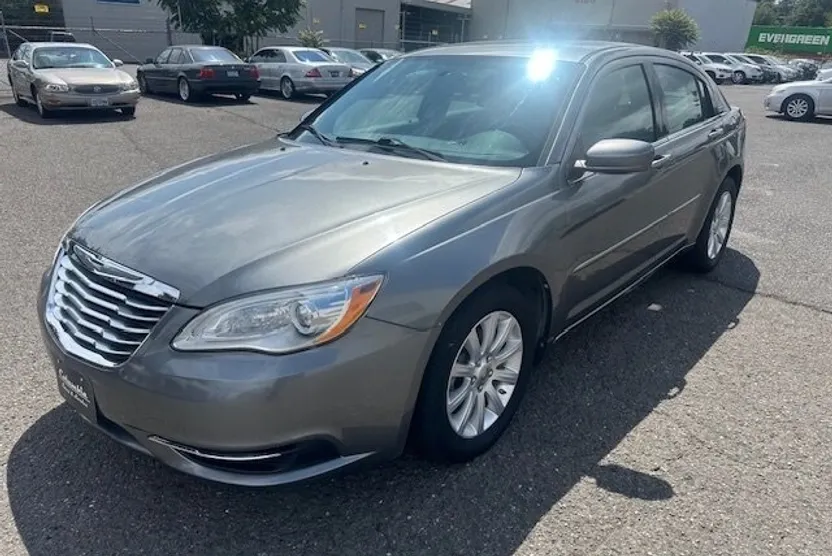 2013 Chrysler 200 Touring photo 1