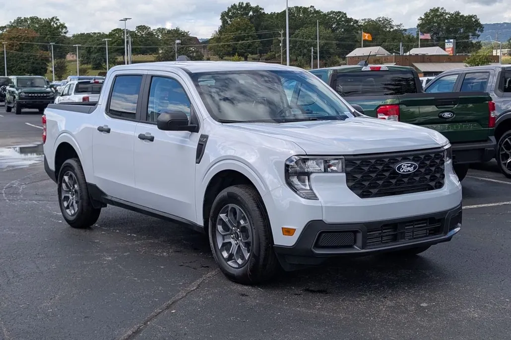 2025 Ford Maverick XLT photo 1