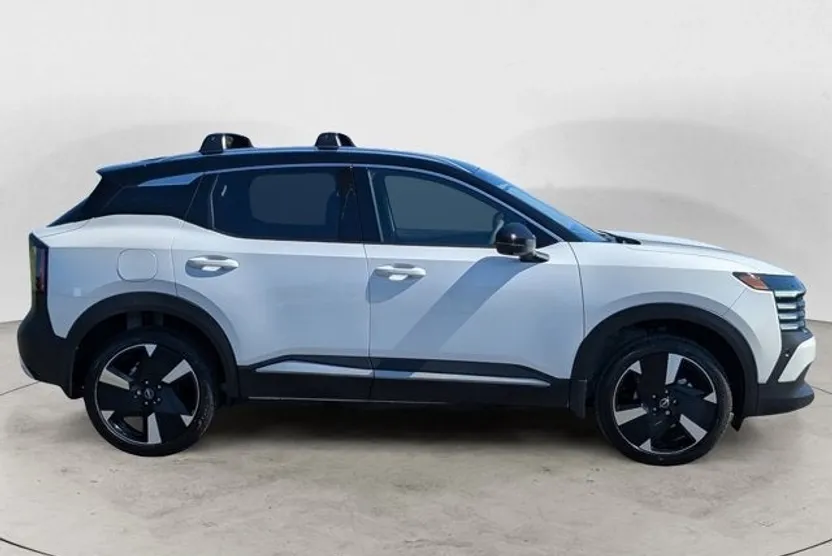 2026 Nissan Kicks SR photo 1