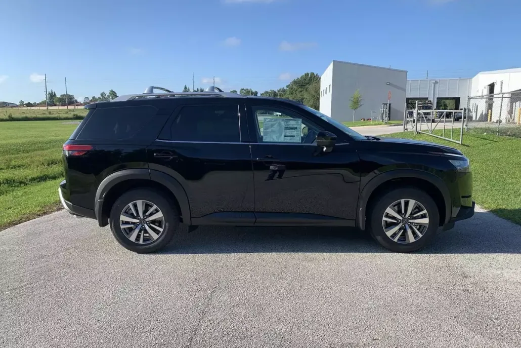 2025 Nissan Pathfinder SL photo 1