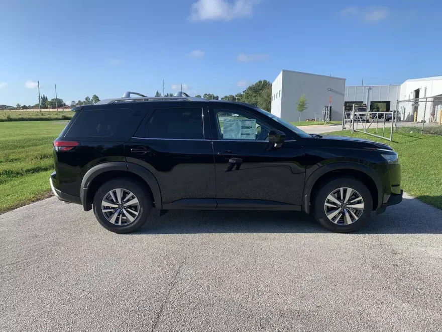 2025 Nissan Pathfinder SL photo 1