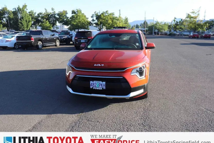 2023 Kia Niro LX photo 1