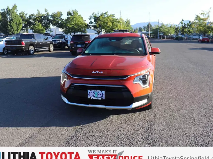 2023 Kia Niro LX photo 1