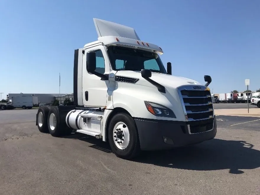 2020 Freightliner Cascadia 126" Day cab photo 1