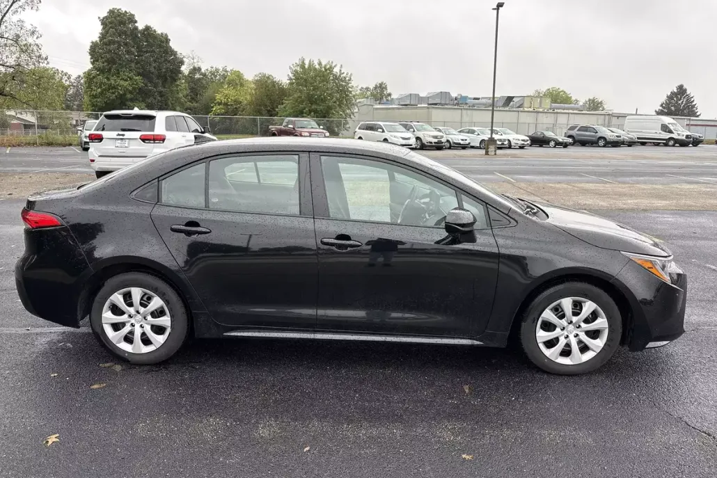 2024 Toyota Corolla LE photo 1