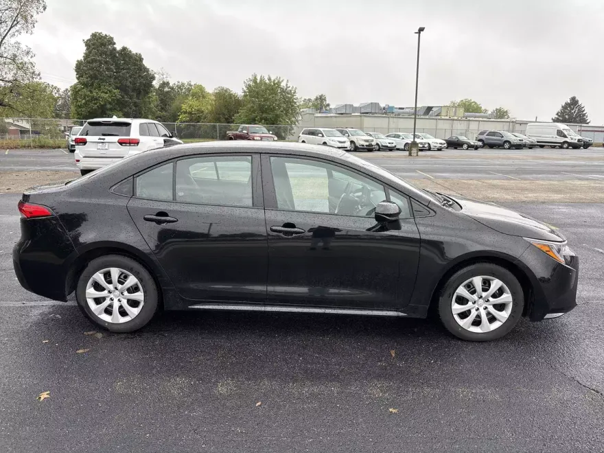 2024 Toyota Corolla LE photo 1