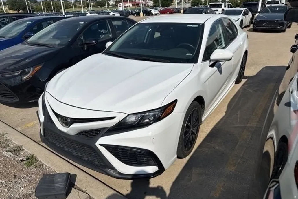 2024 Toyota Camry SE photo 1