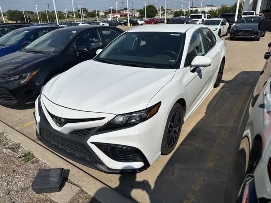 2024 Toyota Camry SE photo 1