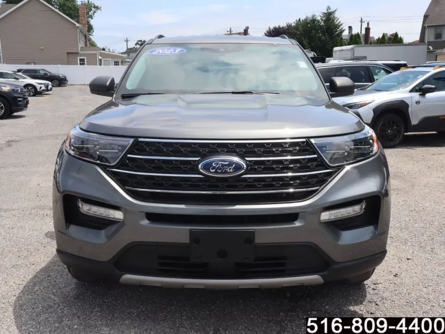 2023 Ford Explorer XLT photo 1