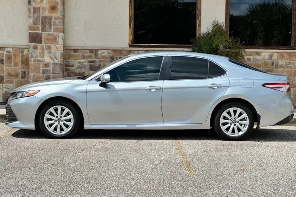 2018 Toyota Camry LE photo 1