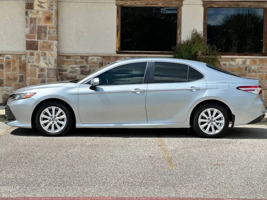 2018 Toyota Camry LE photo 1