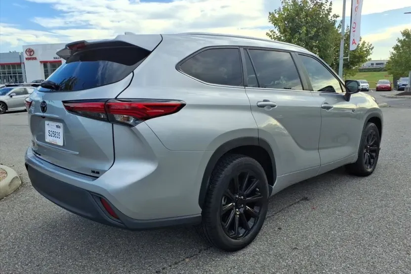 2023 Toyota Highlander L photo 1