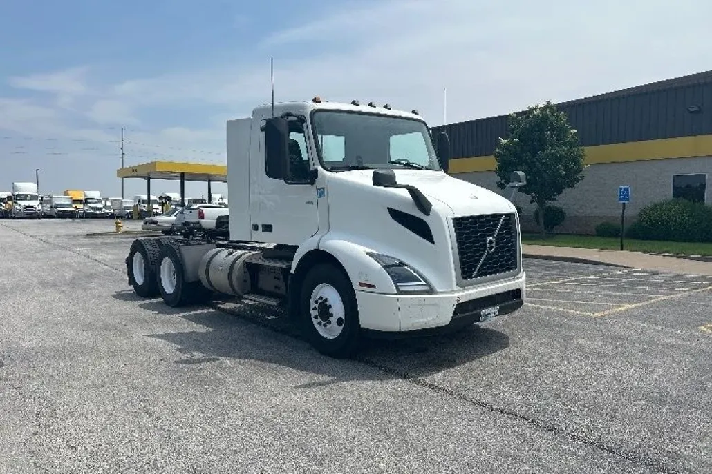 2019 Volvo Truck VNR photo 1