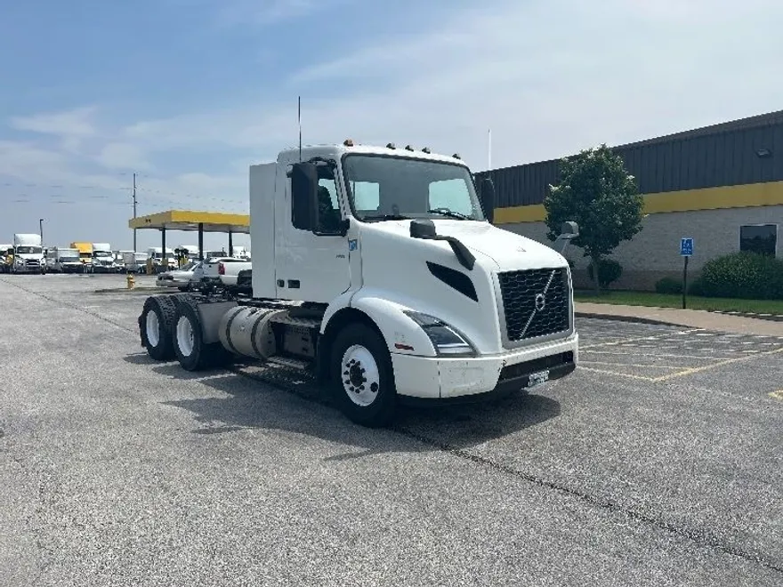 2019 Volvo Truck VNR photo 1
