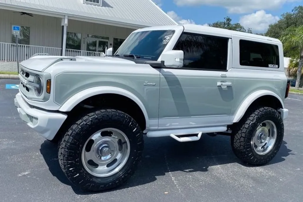 2023 Ford Bronco photo 1