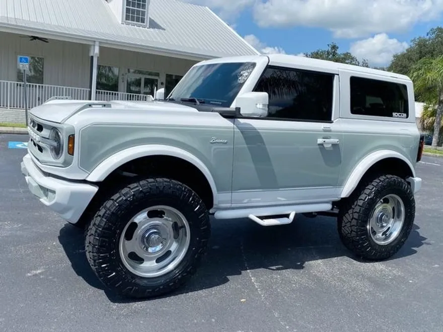 2023 Ford Bronco photo 1