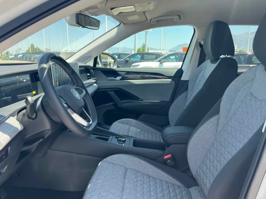 2025 Volkswagen Tiguan S photo 1
