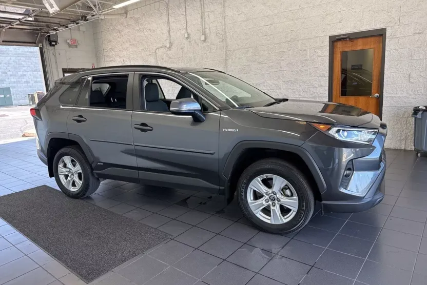 2021 Toyota RAV4 Hybrid XLE photo 1