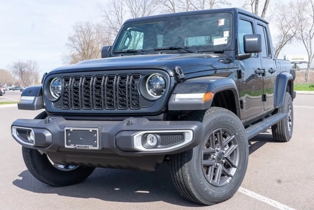 2025 Jeep Gladiator Sport S photo 1