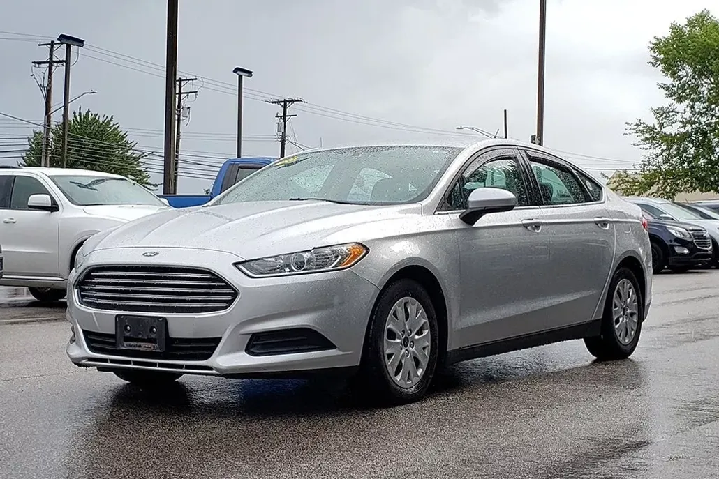 2014 Ford Fusion S photo 1