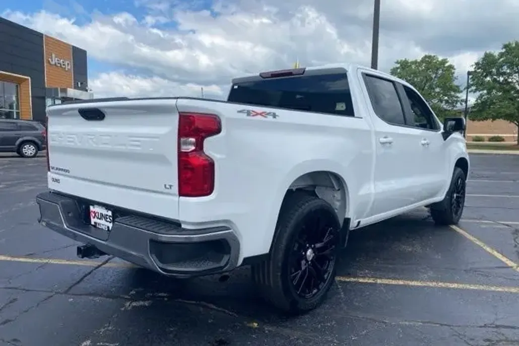 2025 Chevrolet Silverado 1500 LT photo 1