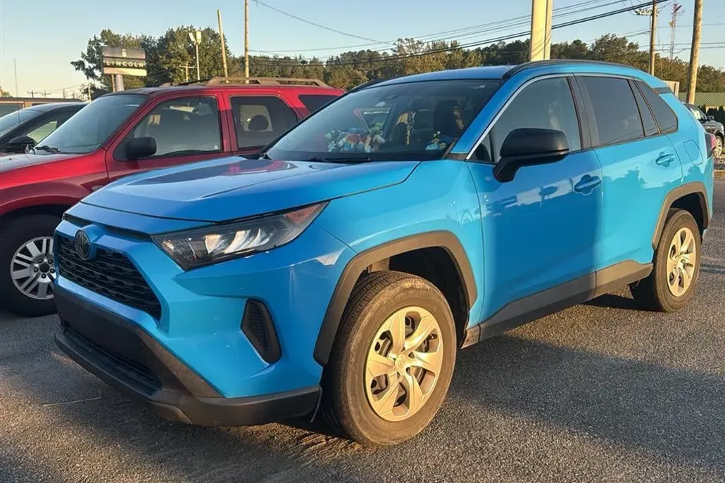 2019 Toyota RAV4 LE photo 1