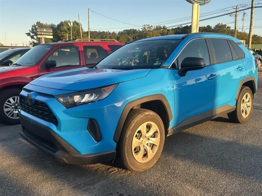 2019 Toyota RAV4 LE photo 1