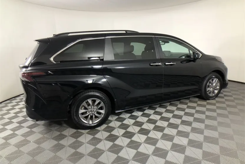 2024 Toyota Sienna XLE photo 1
